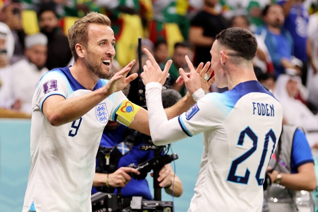 Kane e Foden comemoram o segundo gol inglês (Twitter/FIFA).