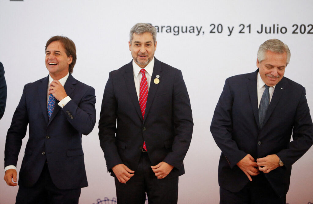 Presidentes do Uruguai, Luis Lacalle Pou, Paraguai, Mario Abdo Benítez, e Argentina, Alberto Fernández. (REUTERS/Cesar Olmedo)